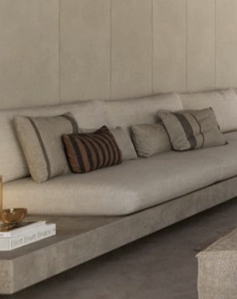 Banquette intégrée dans un intérieur minimaliste contemporain