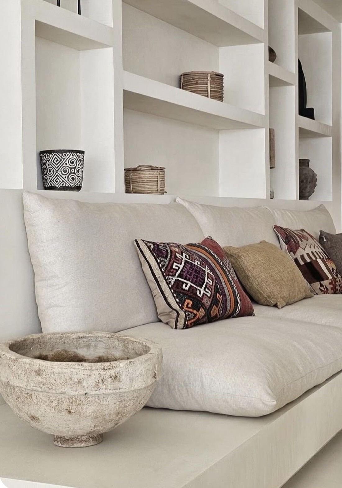 Banquette intégrée dans un intérieur minimaliste contemporain