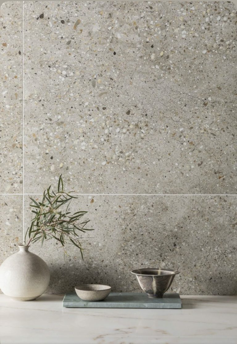 Carreaux en pierre Ceppo di Gré dans une salle de bains contemporaine