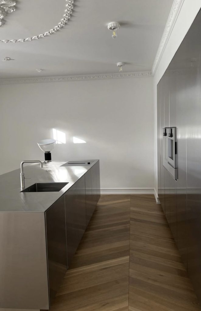 Cuisine minimaliste avec îlot central et mobilier en inox