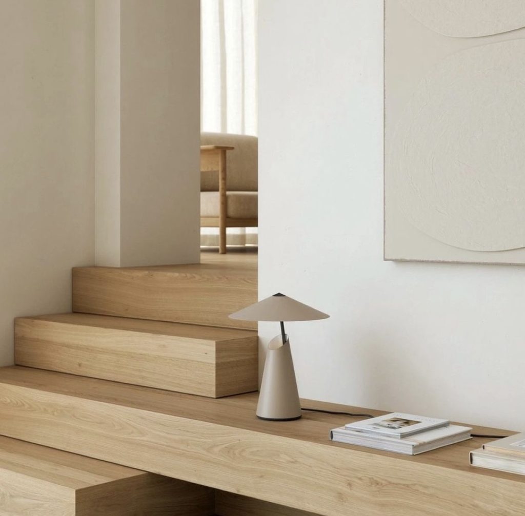 Escalier minimaliste avec lignes épurées et architecture contemporaine