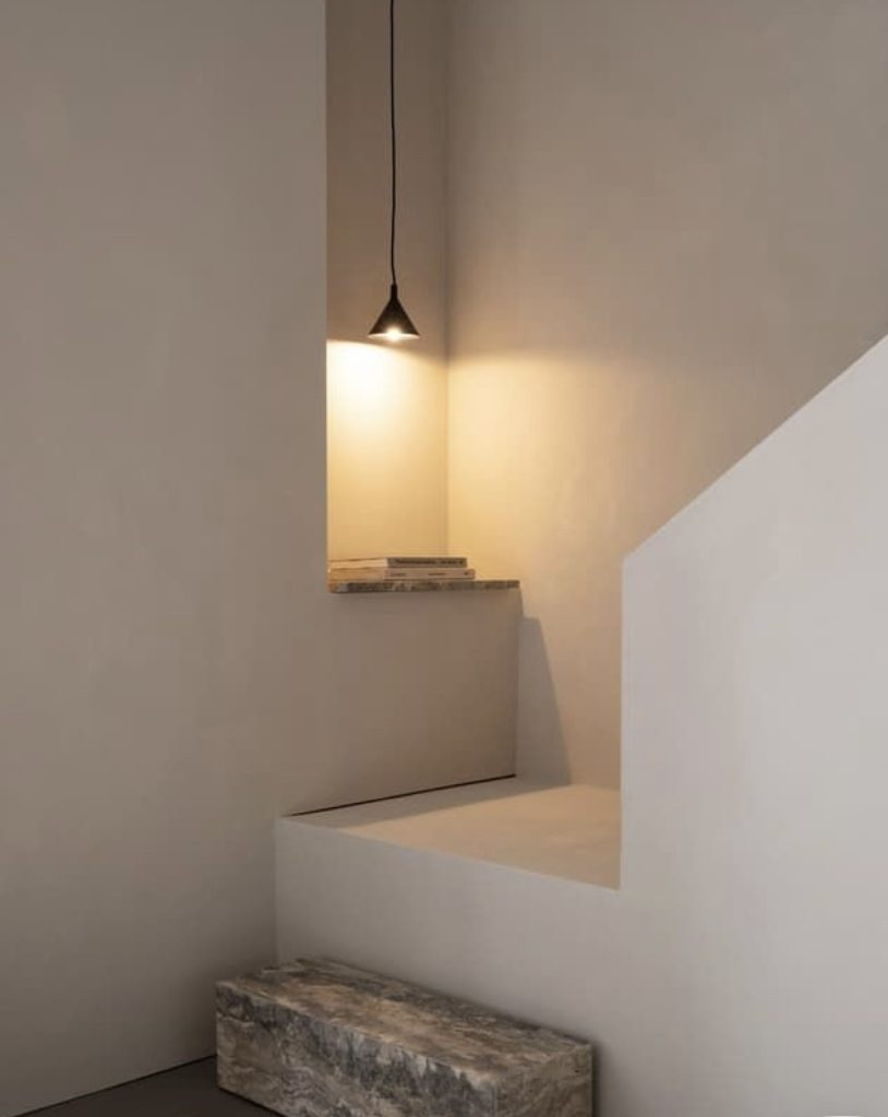 Escalier minimaliste en pierre naturelle avec lignes épurées et matériaux bruts