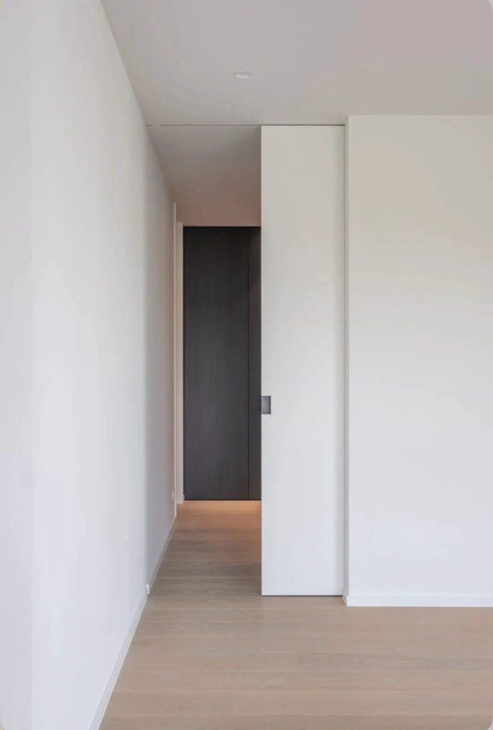 Porte à galandage au design minimaliste