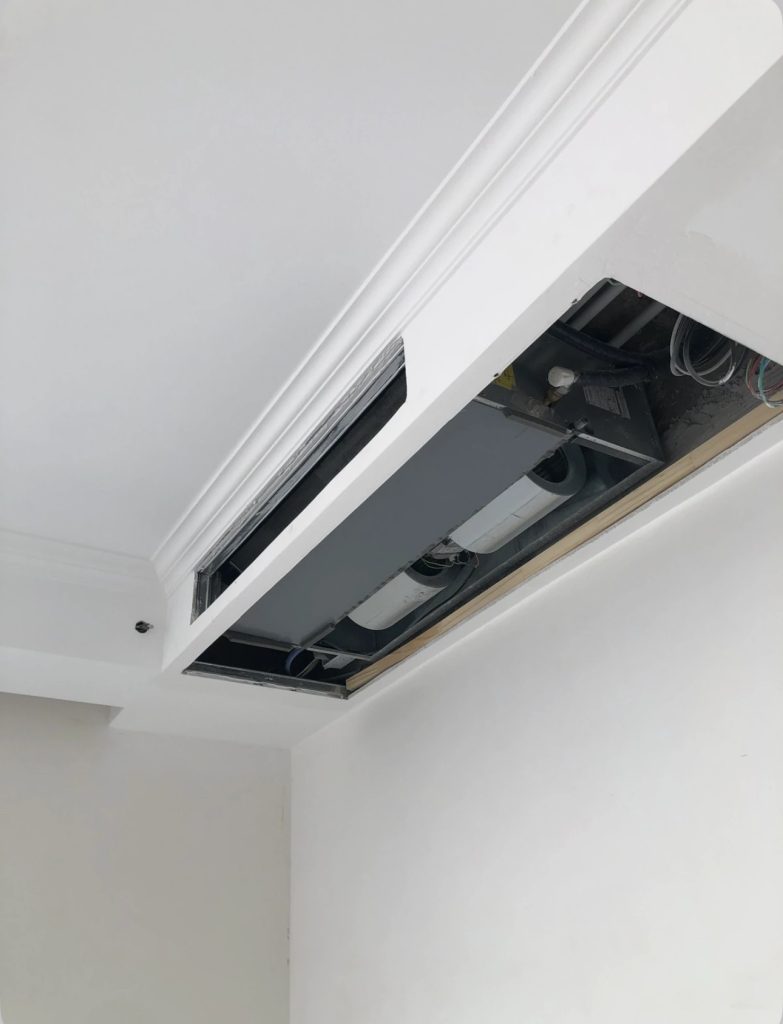 Sortie de climatisation discrètement intégrée dans un plafond minimaliste
