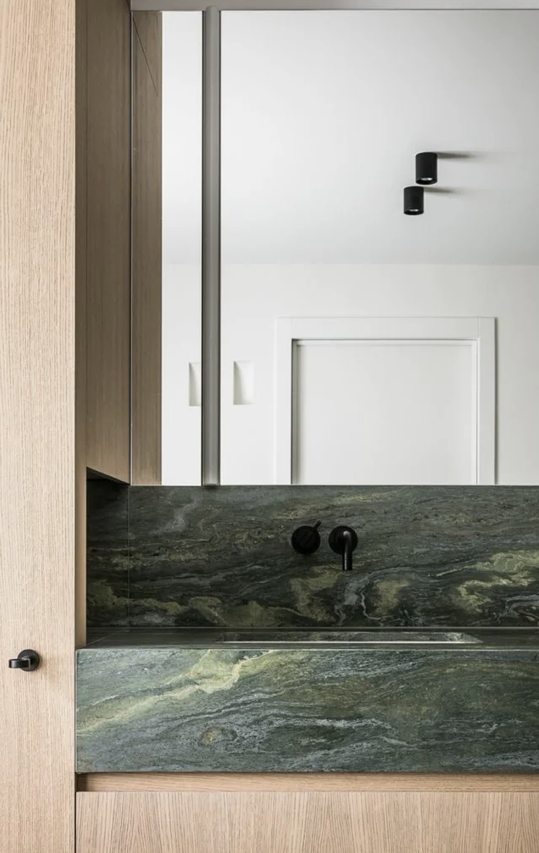 Salle de bains contemporaine avec vasque en marbre et finitions en pierre naturelle