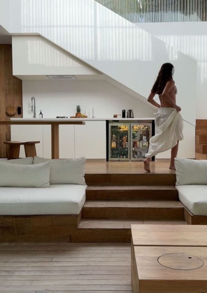 Salon encastré contemporain avec banquette intégrée et quelques marches reliant les différents niveaux