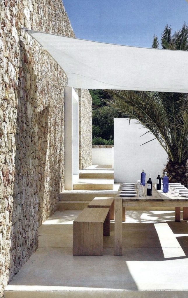 Patio d’une maison contemporaine en Corse avec escalier en pierre