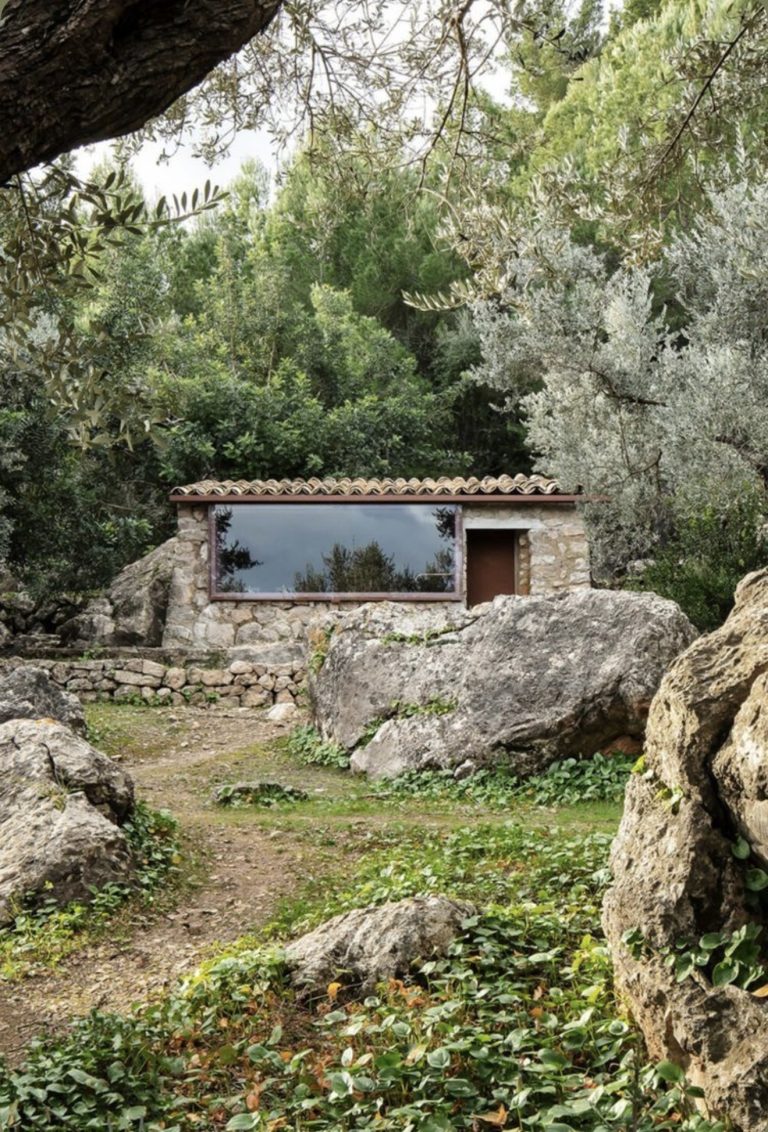 Maison en Corse intégrée dans un paysage rocheux