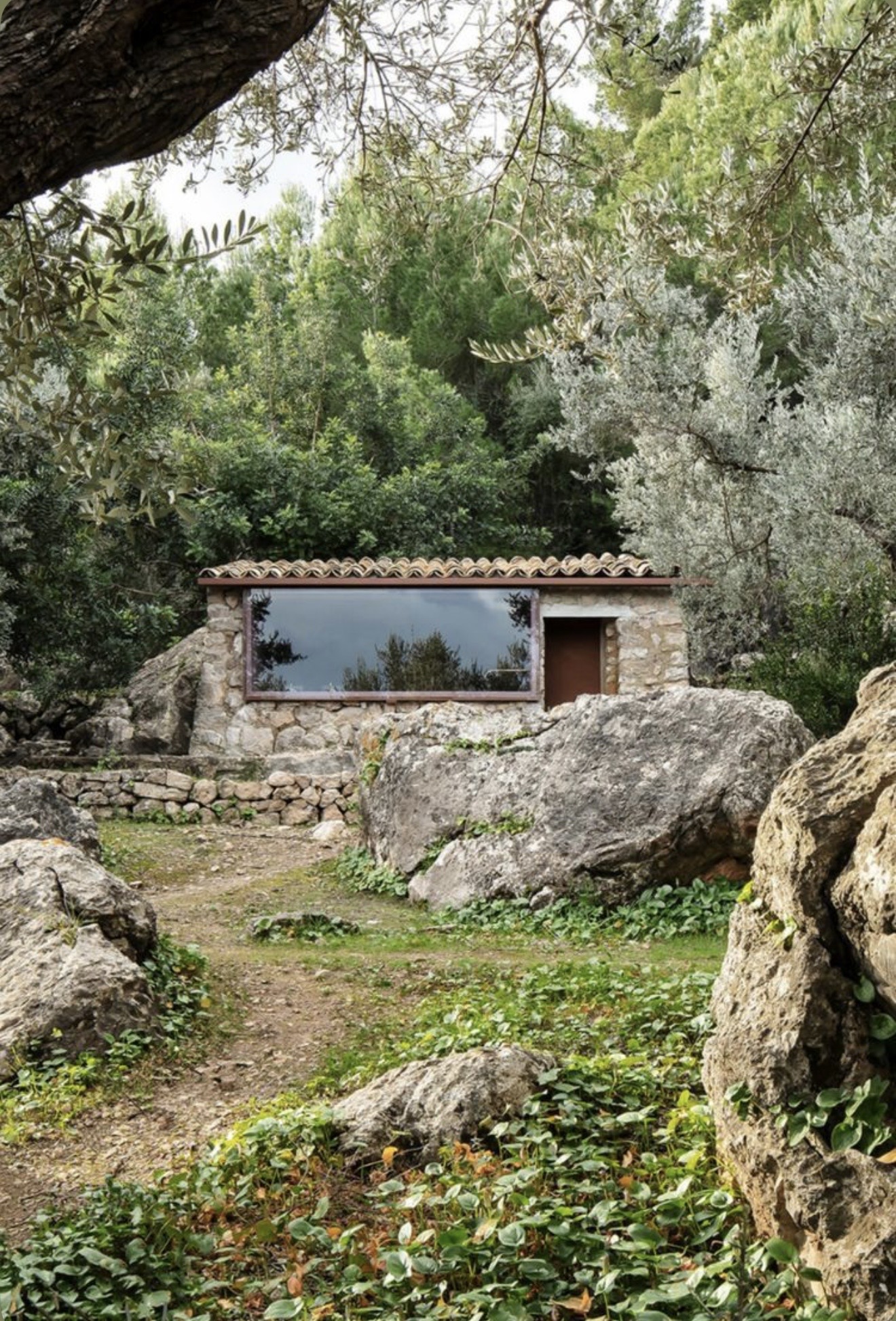 Maison en Corse intégrée dans un paysage rocheux