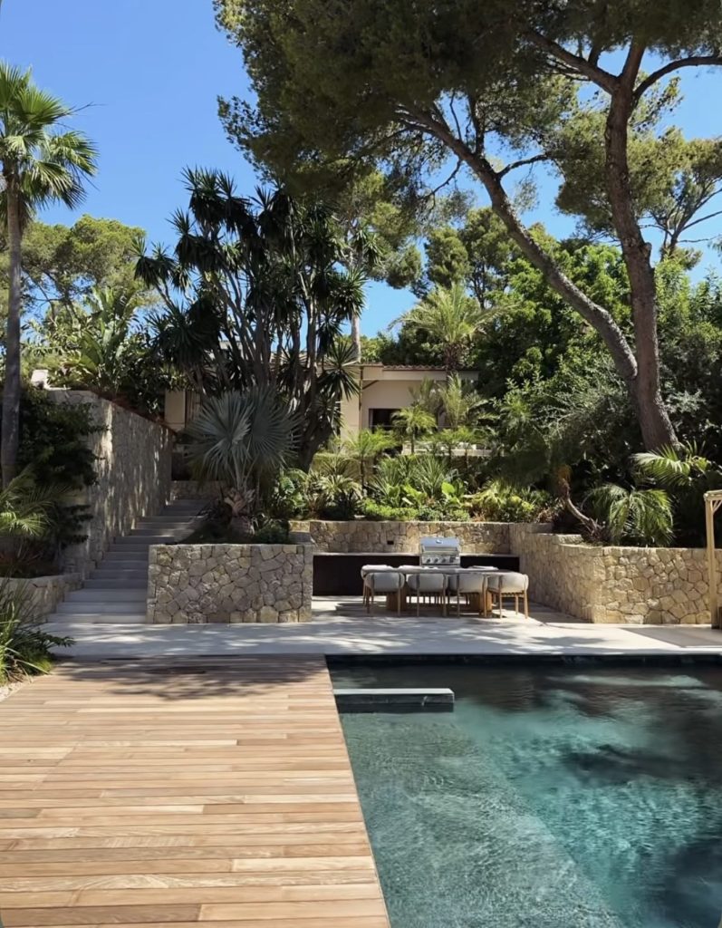 Maison contemporaine en Corse entourée de végétation