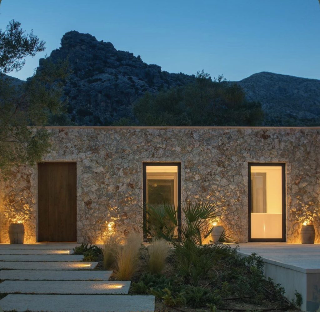 Maison en Corse en pierre face aux montagnes