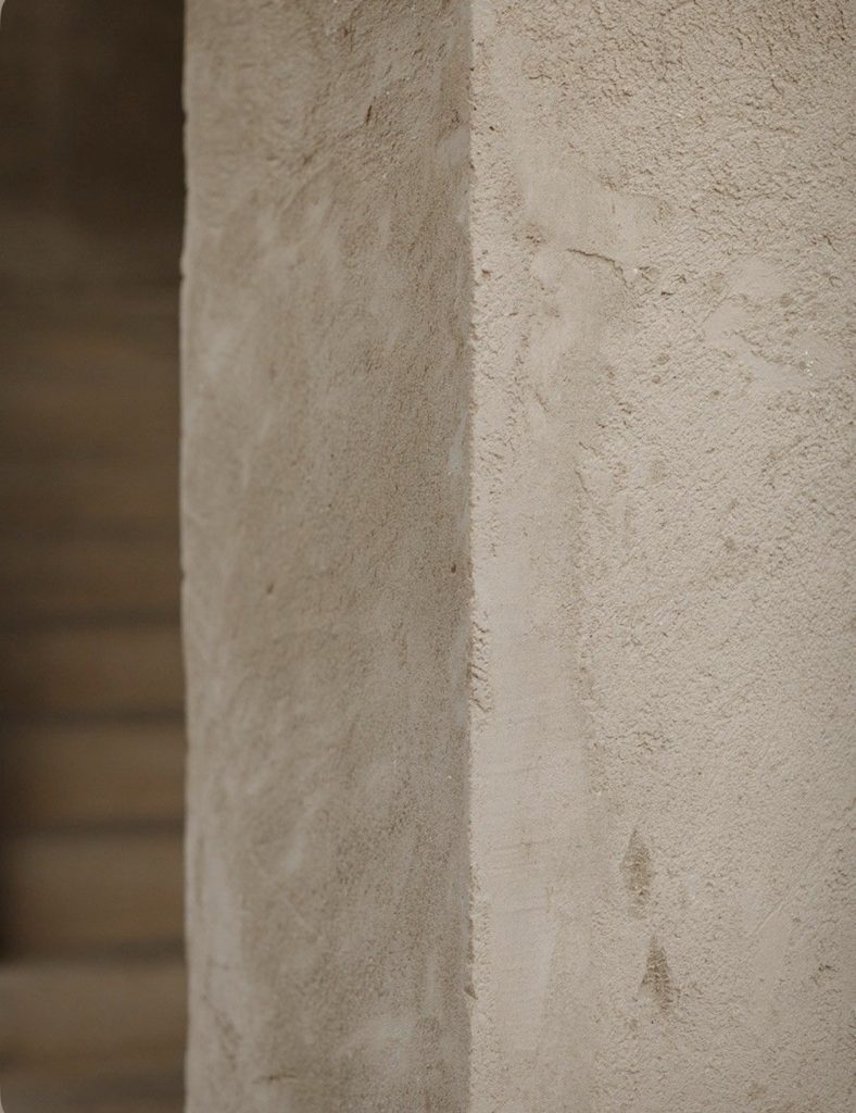 Mur en enduit naturel dans une maison contemporaine