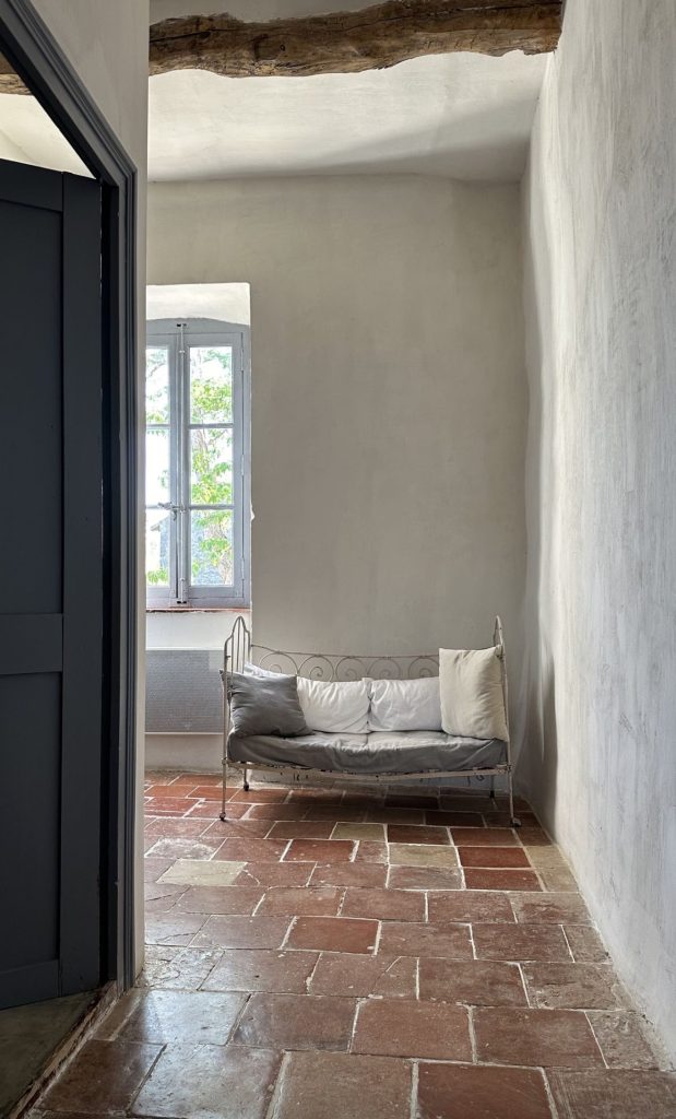 Intérieur contemporain avec murs en chaux naturelle
