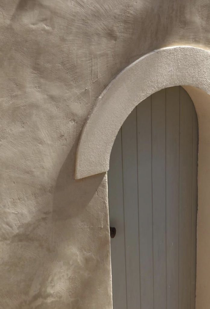 Arche en chaux avec porte en bois