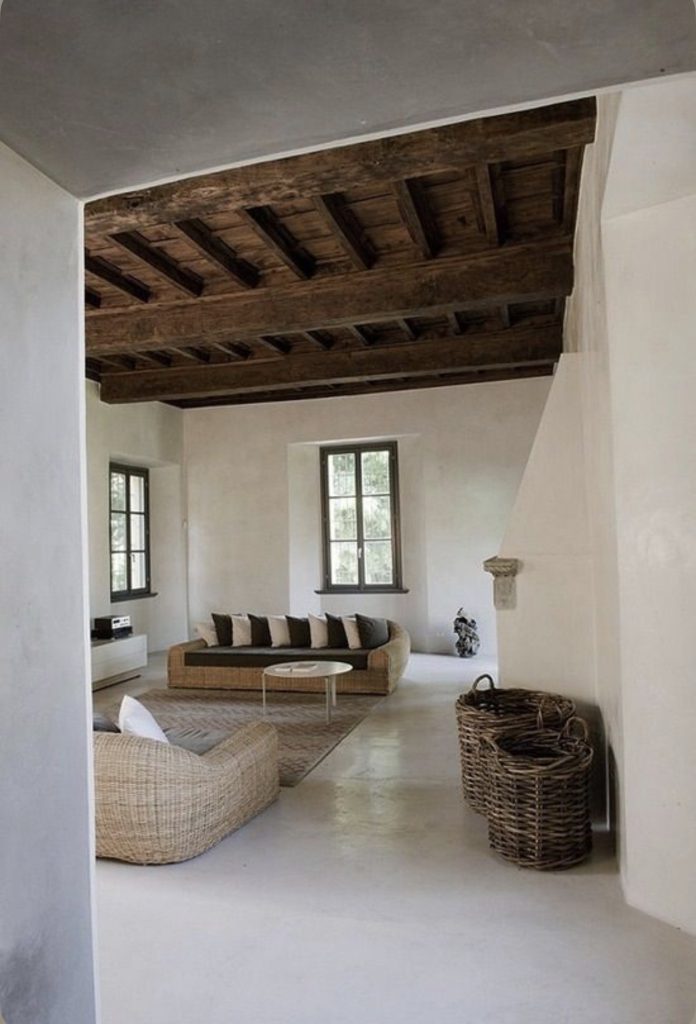 Salon d’une maison avec plafond en poutres de bois