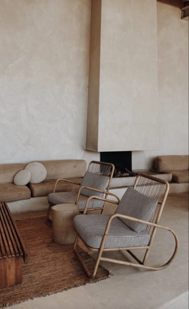 Salon contemporain d’une maison en Corse avec cheminée