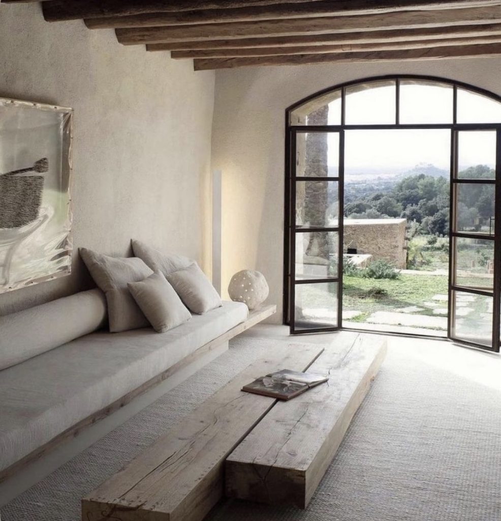 Salon d’une maison en Corse avec grande baie vitrée