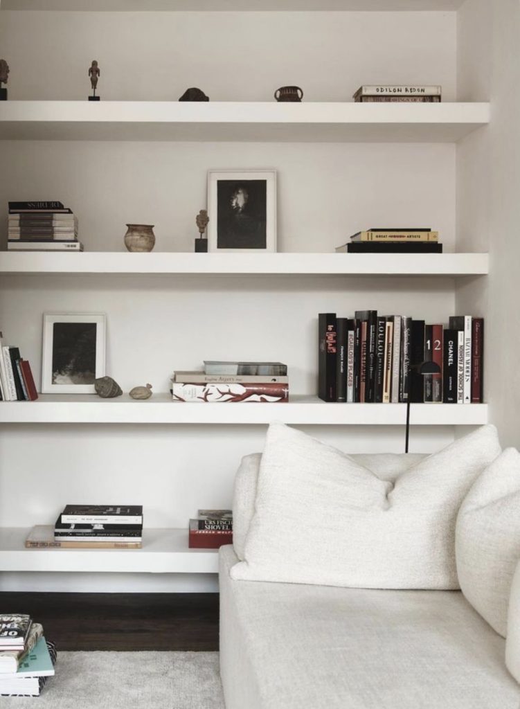 Étagère intégrée au-dessus d’un canapé dans un salon contemporain