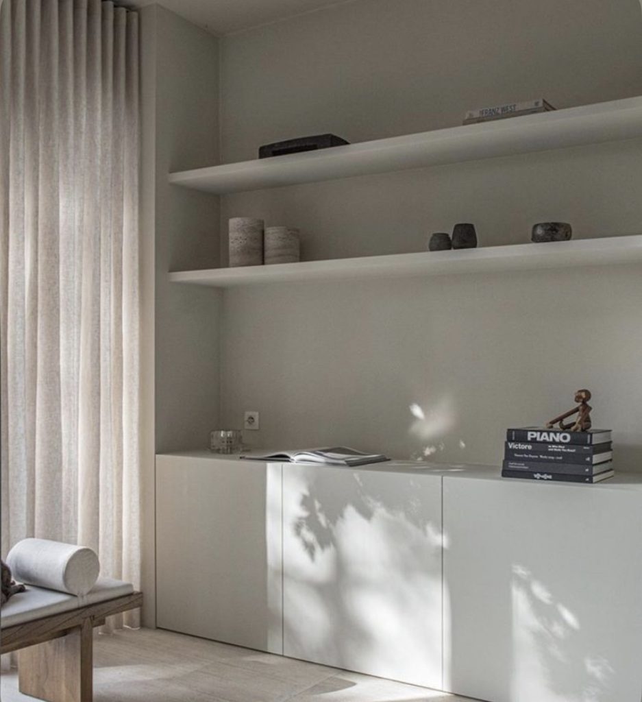 Étagère intégrée minimaliste avec objets décoratifs dans un salon