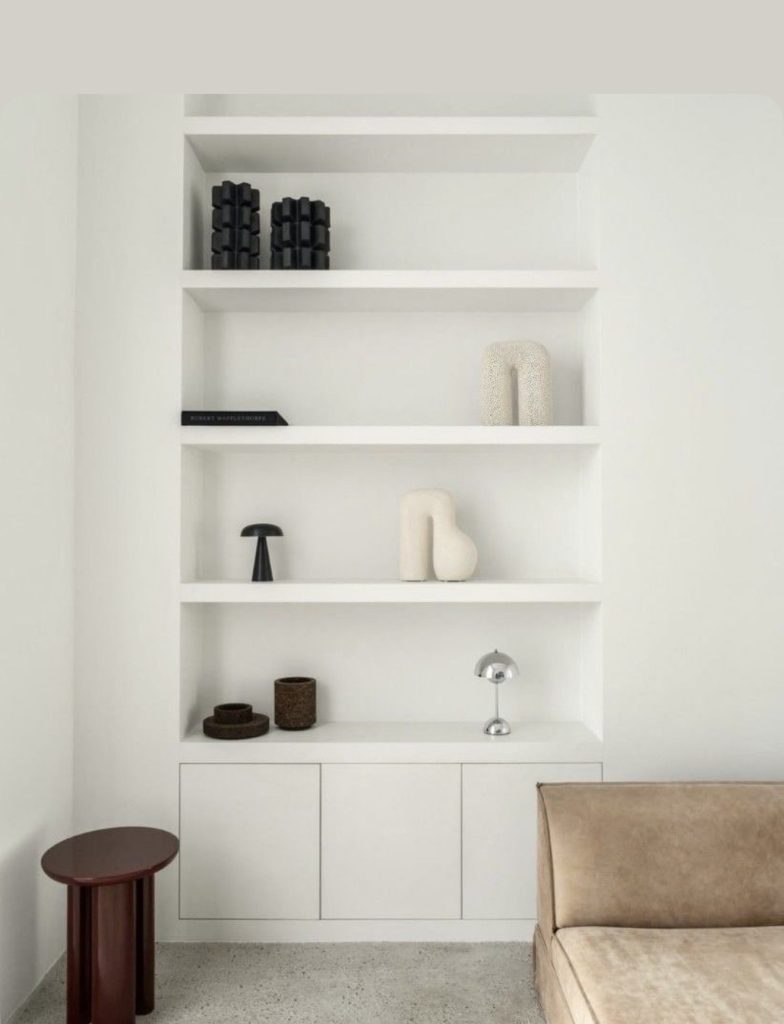 Étagère intégrée blanche et minimaliste dans un intérieur contemporain