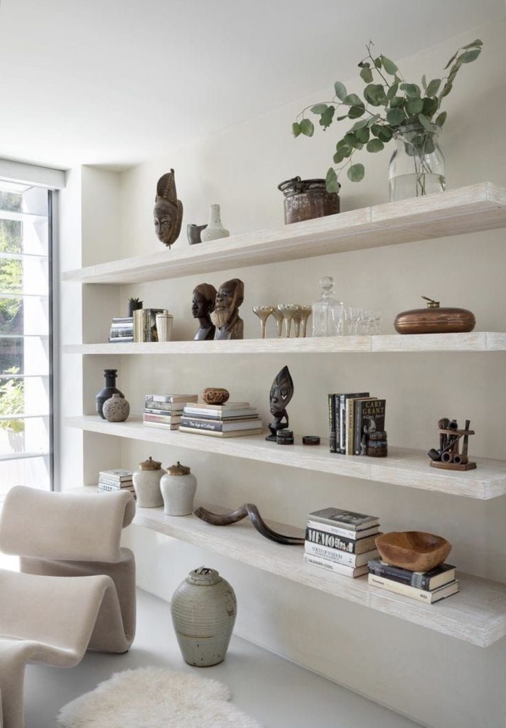 Bibliothèque intégrée avec étagères ouvertes et objets décoratifs