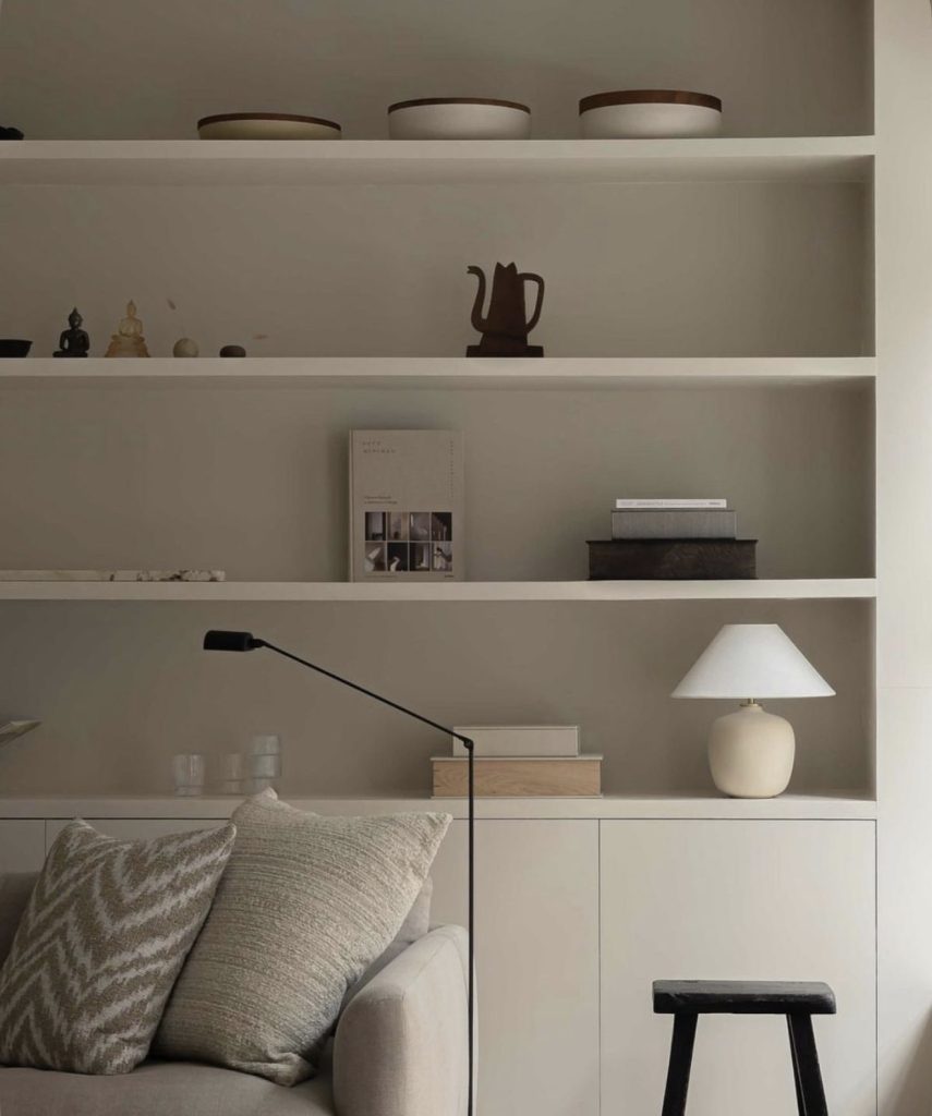 Étagère murale intégrée minimaliste dans un intérieur contemporain