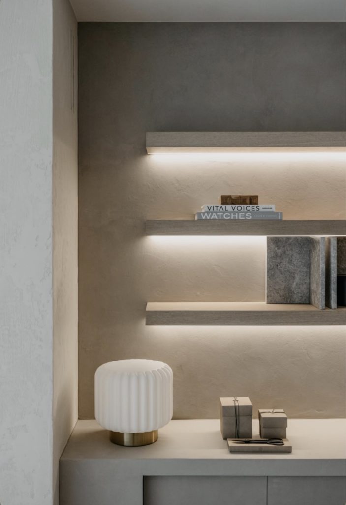 Étagère intégrée avec éclairage indirect dans un intérieur contemporain