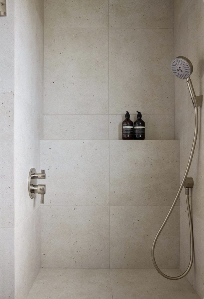 douche en faience grands carreaux