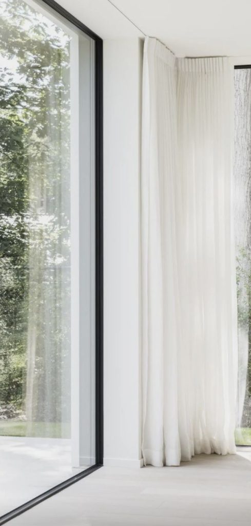 Baie fixe en aluminium apportant de la lumière naturelle dans une cuisine contemporaine