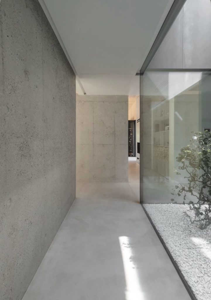 Baie fixe en aluminium apportant de la lumière naturelle dans une cuisine contemporaine