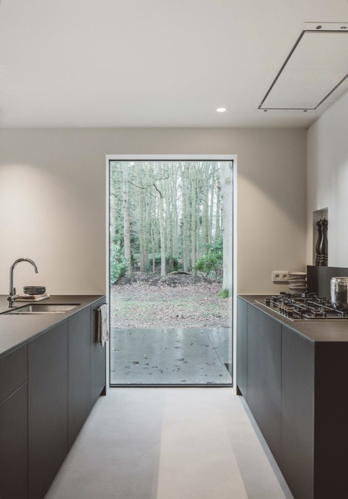 Baie fixe en aluminium apportant de la lumière naturelle dans une cuisine contemporaine