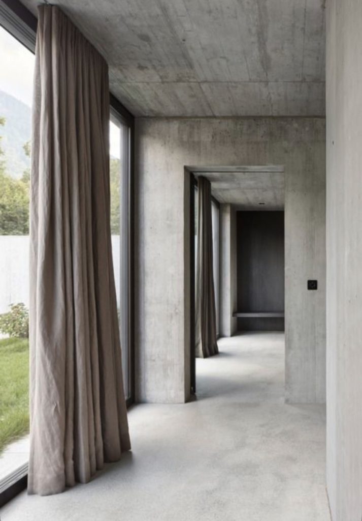 Baie fixe en aluminium apportant de la lumière naturelle dans une cuisine contemporaine