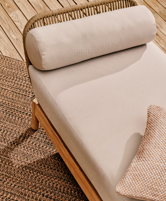 Bain de soleil en bois avec coussin écru pour une terrasse contemporaine