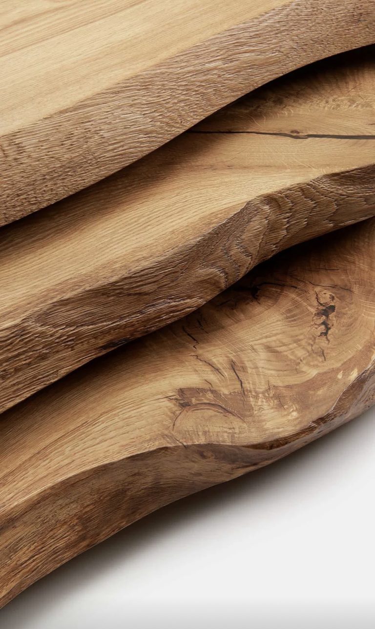Planches de bois massif aux nuances chaleureuses