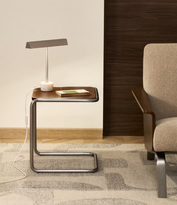 Bout de canapé en noyer au design Mid-Century Modern