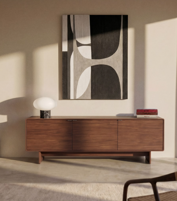 Buffet en noyer Mid-Century Modern avec décoration minimaliste