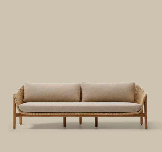Canapé d'extérieur en bois avec coussins beiges au design contemporain
