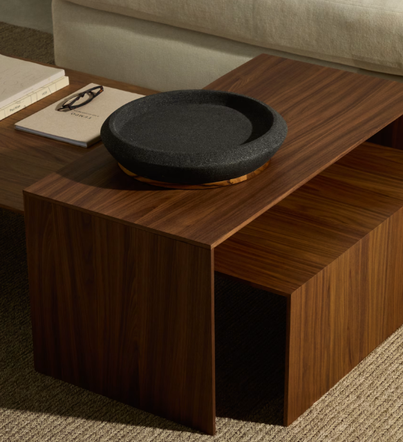 Centre de table en pierre naturelle posé sur une table basse en bois