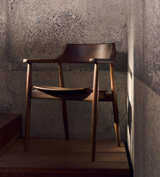 Chaise en noyer au design Mid-Century Modern avec assise en cuir