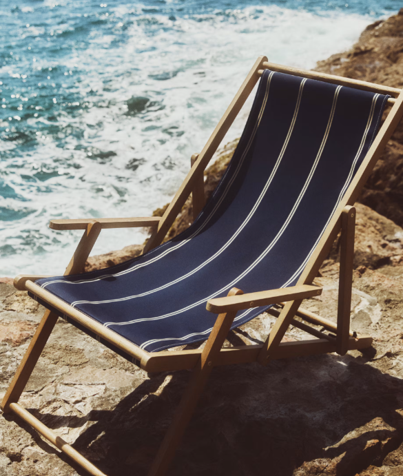 Chilienne en bois avec toile bleue face à la mer