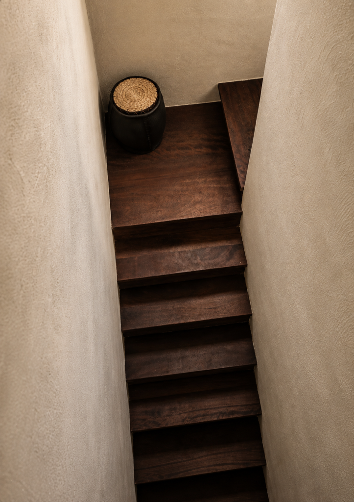 Escalier en bois massif dans un intérieur contemporain aux lignes épurées