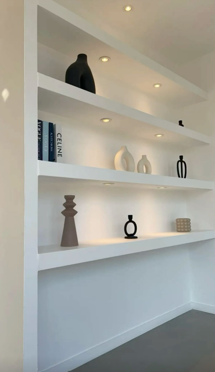 Étagère blanche intégrée avec objets décoratifs dans un intérieur contemporain