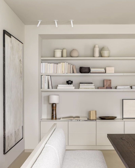 Étagère minimaliste intégrée dans un mur avec objets décoratifs