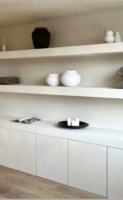 Étagère murale minimaliste avec objets décoratifs dans un intérieur contemporain