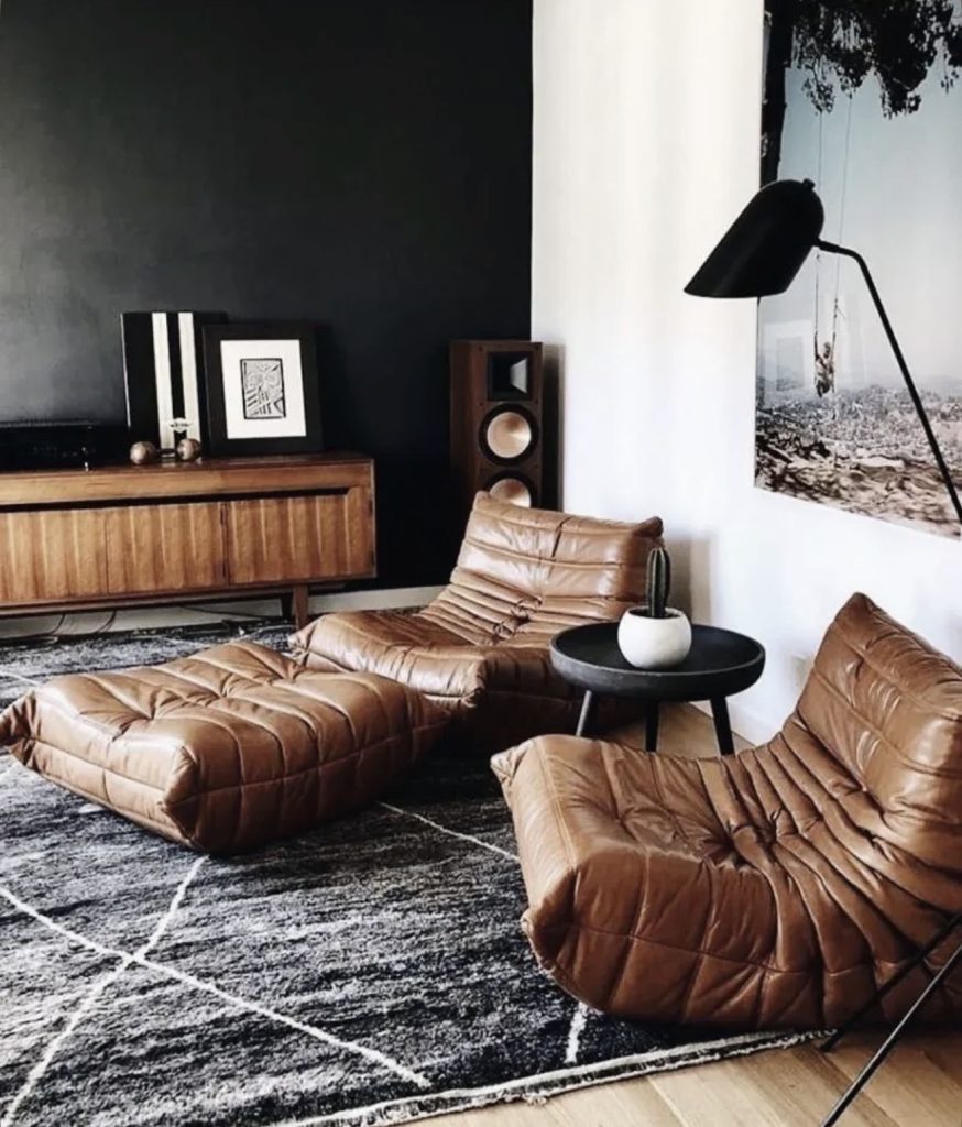 Salon Mid-Century Modern avec canapé en cuir camel, meuble en noyer et décoration vintage