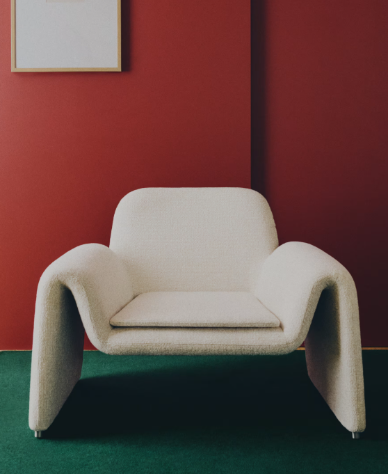 Fauteuil design blanc aux lignes arrondies dans un intérieur contemporain