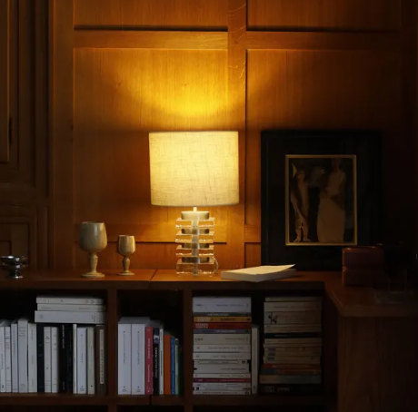 lampe écrue et verre