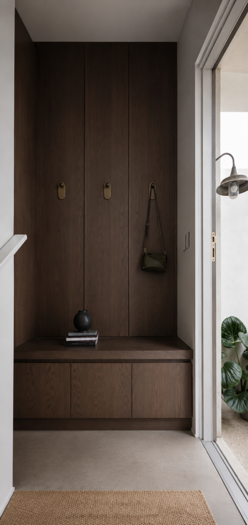 Meuble d'entrée en bois sur mesure dans un intérieur contemporain