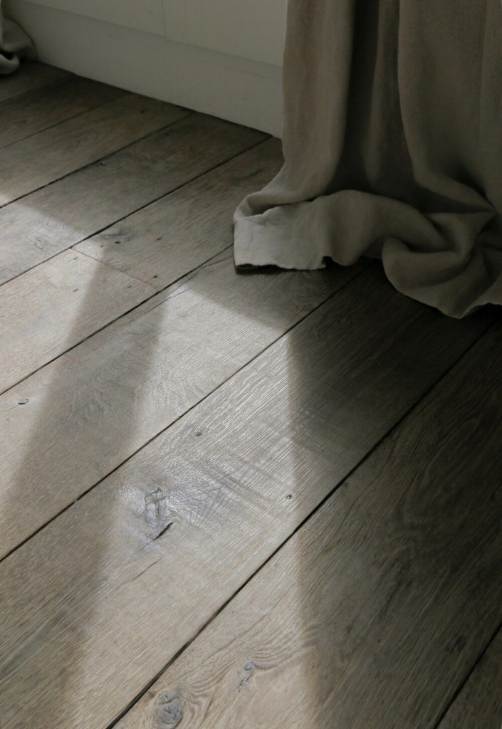 Sol en bois naturel dans un intérieur contemporain