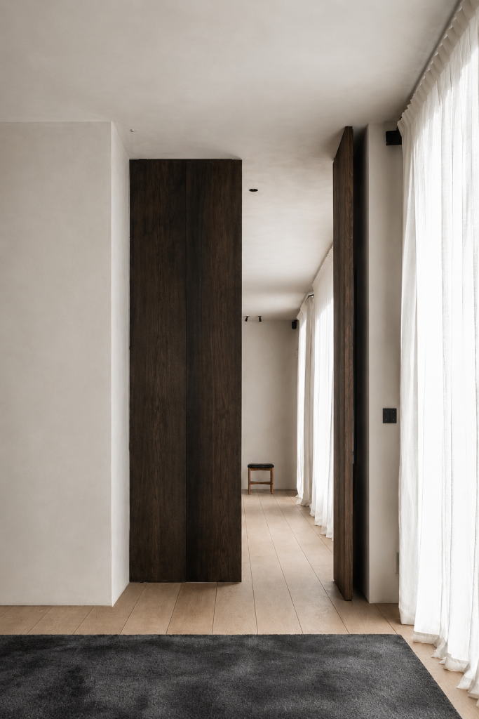 Porte contemporaine en bois massif avec design minimaliste